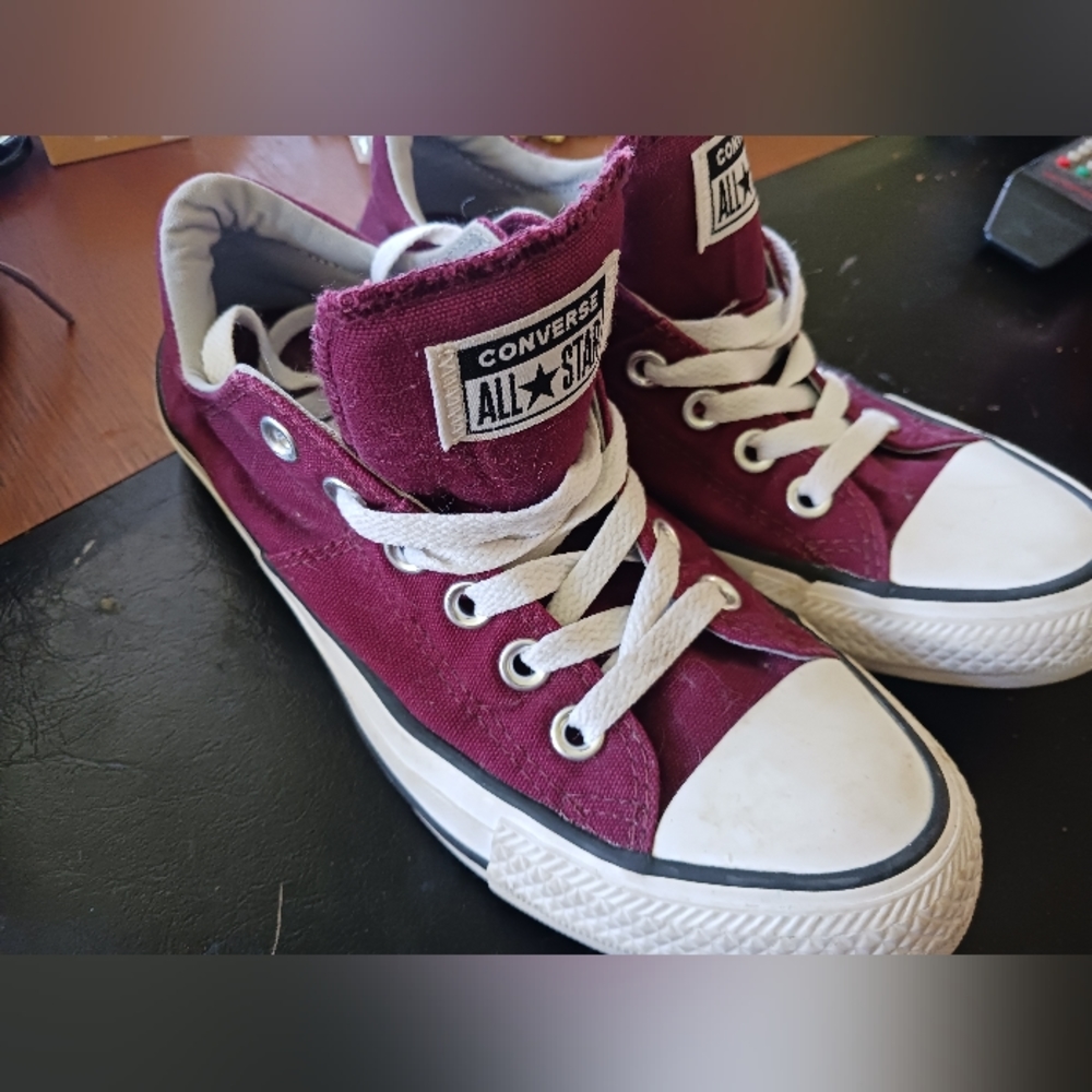 Converse shoes women. Burgundy. Size 7. Minimal wear.